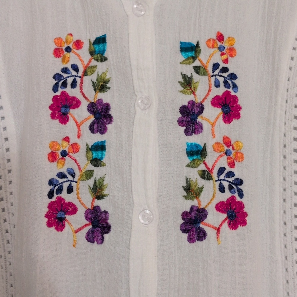 🎵 Embroidered Top 🎵 - Picture 3 of 5